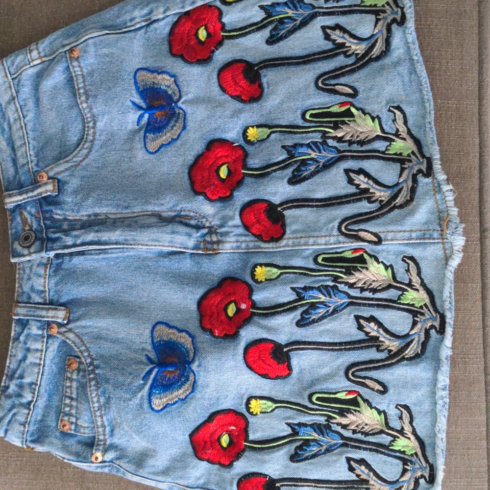 Signature Eight Floral Denim Skirt. Mini, 26" Waist, 15" Long, NWT, Red, Blue